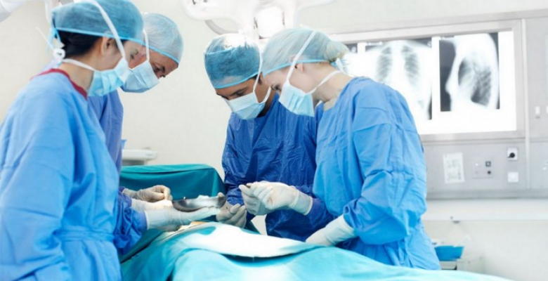 1387892592_surgeons-about-to-perform-an-operation